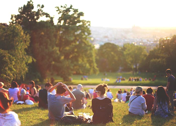 Teens arbeiten zusammen an Projekten