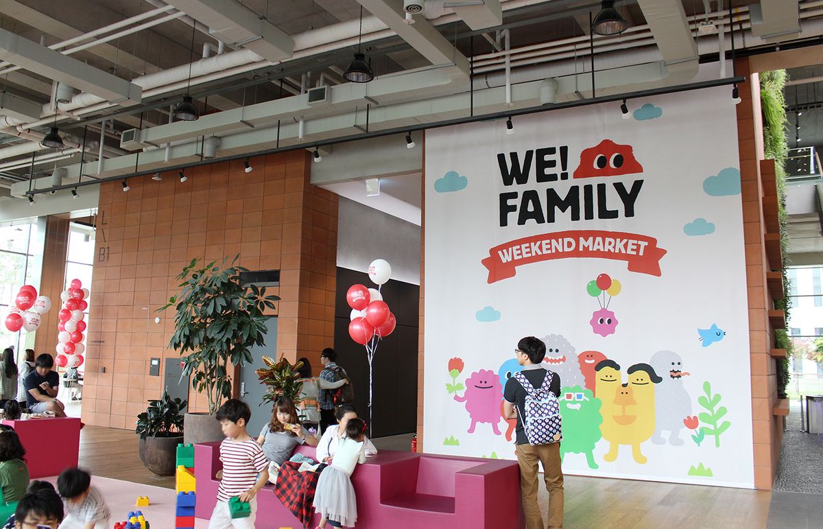 Familie nimmt online an einem Workshop teil