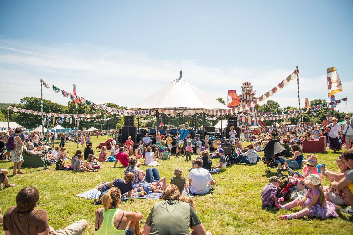 Kinder programmieren in einem Frühlingscamp