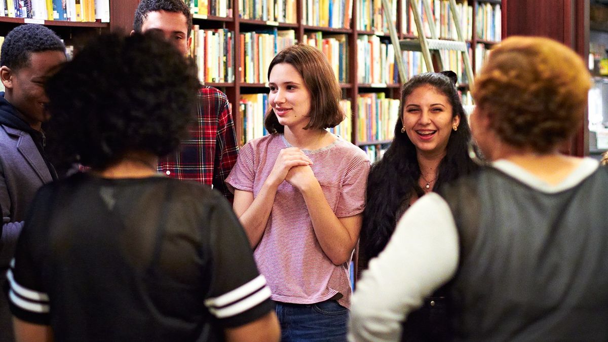 Teens in einem Technik-Workshop