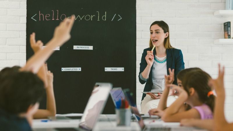 Kinder beim Programmieren in einem Kursraum