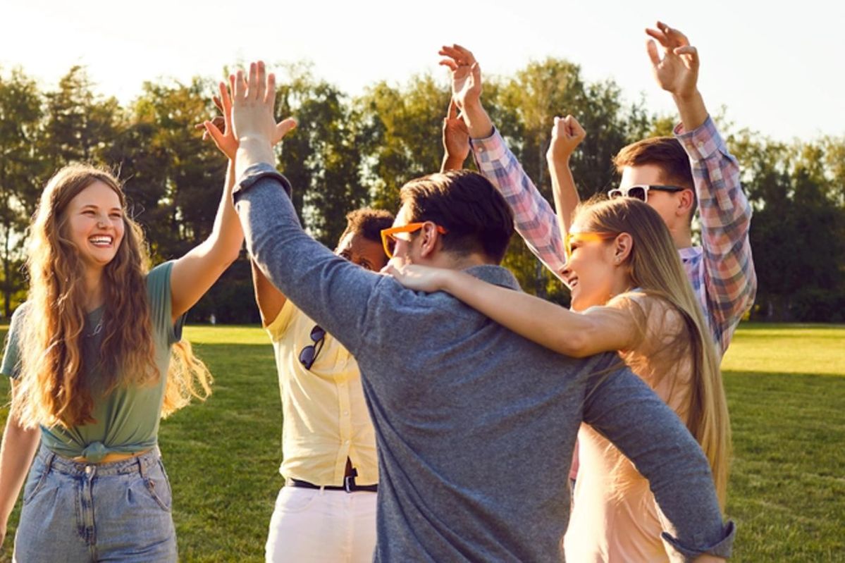 Junge Person lernt spielerisch mit Laptop